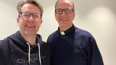 Programleder Magne Vik Ravndal (t.v) møter Kjartan Bergslid i podkasten «På trua laus».