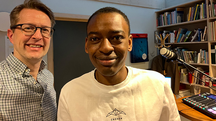 Leon Bafondoko (t.h) sammen med programleder Magne Vik Ravndal