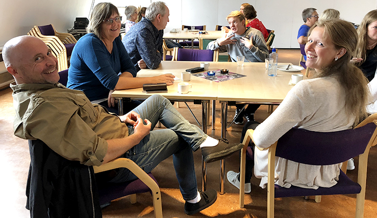 Trivelige og nyttige samtaler rundt bordet under årets «Semesterstart=bønnedag». Fra venstre: Trosopplæringskoordinator Bjørn Olav Berg (Heimdal prosti), menighetspedagog Inger Halsen (Tiller menighet) og diakoniarbeider Hanne Moxness (Ranheim og Charlottenlund menigheter). (Alle foto: Aud Kristin Saltvik Aasen)