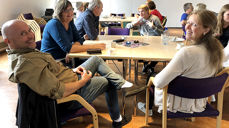 Trivelige og nyttige samtaler rundt bordet under årets «Semesterstart=bønnedag». Fra venstre: Trosopplæringskoordinator Bjørn Olav Berg (Heimdal prosti), menighetspedagog Inger Halsen (Tiller menighet) og diakoniarbeider Hanne Moxness (Ranheim og Charlottenlund menigheter). (Alle foto: Aud Kristin Saltvik Aasen)