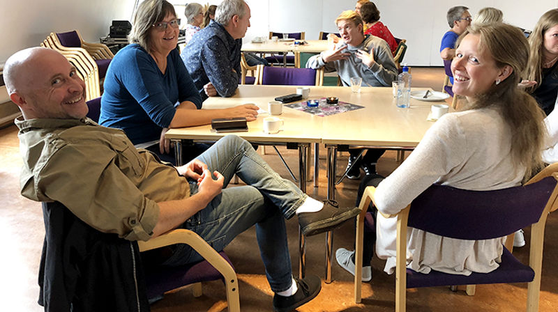 Trivelige og nyttige samtaler rundt bordet under årets «Semesterstart=bønnedag». Fra venstre: Trosopplæringskoordinator Bjørn Olav Berg (Heimdal prosti), menighetspedagog Inger Halsen (Tiller menighet) og diakoniarbeider Hanne Moxness (Ranheim og Charlottenlund menigheter). (Alle foto: Aud Kristin Saltvik Aasen)