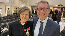 Preses Helga Haugland Byfuglien med beviset på at hun er kommandør av St. Olavs orden. Under utdelingen fikk hun gratulasjon og hilsen fra stiftsdirektør Steinar Skomedal i Nidaros. (Foto: Berit Aalborg)