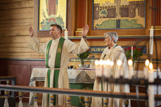 Nyinnsatt prost på Fosen, Steinar Leirvik, lyser velsignelsen over menigheten med biskop Herborg Finnset i Stadsbygd kirke. Alle foto: Elise Tetlimo