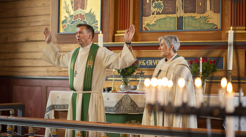 Nyinnsatt prost på Fosen, Steinar Leirvik, lyser velsignelsen over menigheten med biskop Herborg Finnset i Stadsbygd kirke. Alle foto: Elise Tetlimo
