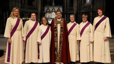 Seks kateketer fikk påsatt skråstola under Stiftsdagens gudstjeneste i Nidarosdomen. Fra venstre: Tove Margrethe Hørgård Unsmo (Klæbu), Katri Sundvall Falck (Hoeggen), Sonja Bruholt (Melhus), biskop Tor Singsaas, Kristin Kosberg Ofstad (Heimdal), Ingunn Lund Hammer (Kolstad) og Gunn Ågot Leite (Midtre Namdal). (Alle foto: Magne Vik Bjørkøy)