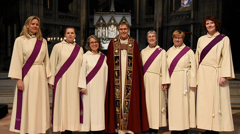 Seks kateketer fikk påsatt skråstola under Stiftsdagens gudstjeneste i Nidarosdomen. Fra venstre: Tove Margrethe Hørgård Unsmo (Klæbu), Katri Sundvall Falck (Hoeggen), Sonja Bruholt (Melhus), biskop Tor Singsaas, Kristin Kosberg Ofstad (Heimdal), Ingunn Lund Hammer (Kolstad) og Gunn Ågot Leite (Midtre Namdal). (Alle foto: Magne Vik Bjørkøy)