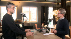 Thomas Brøndbo (t.v) har vært artist på heltid i om lag 20 år. I «På trua laus» fra Braa Bar i Namsos deler han erfaring og tru i samtale med programleder Magne Vik Ravndal..