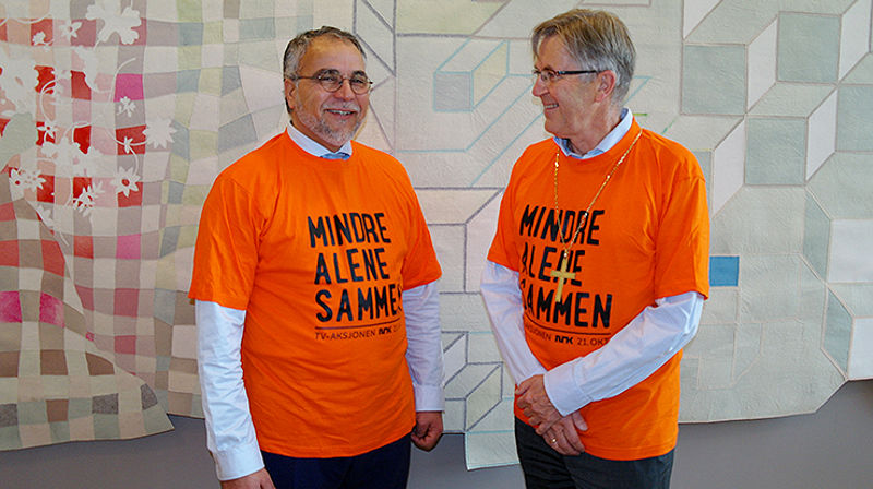 Matri Abroud og Tor Singsaas bærer innsamlingsbøsser i lag under TV-aksjonen søndag 21. oktober. (Foto: Kirkens bymisjon)