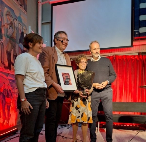 Styreleder i Kirkens SOS Trøndelag, Dagfinn Thomassen, tar i mot prisen av Trond Giske sammen med frivillig Kjellrun Krutvik Mosdal.