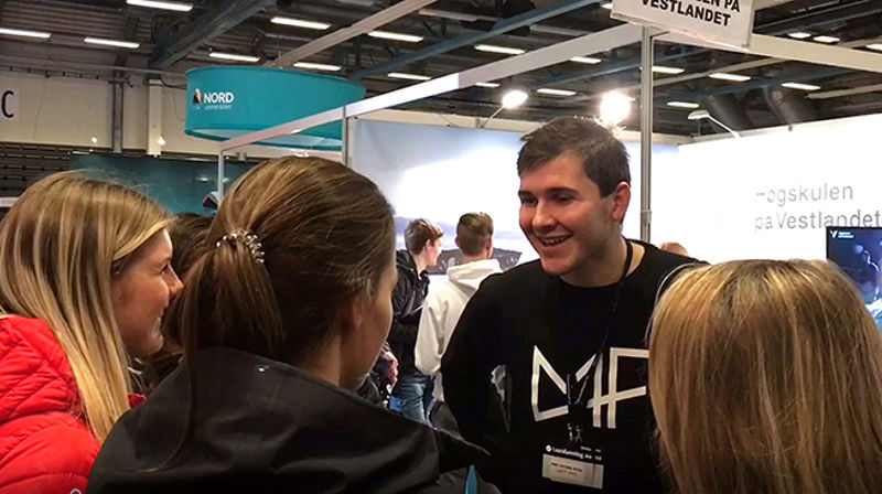 Teologistudent Leif Peder Oma fra Trondheim i prat med trønderske skoleelever på Utdanningsmessa. (Foto/skjermdump: Magne Vik Bjørkøy)
