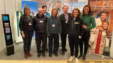 Noen av dem som møtte trønderske skoleelever på kirkens stand i Trondheim Spektrum. Fra venstre: diakon Sissel Håve Smørvik, ingeniør Arne Mårnes, anleggsgartner Unni Pedersen, kapellan Marte Solbakken Leberg, daglig leder Jan Schrøder, studentprest Lena Rebekka Risnes og undervisningsrådgiver Aud Kristin Saltvik Aasen. (Foto: Anne Lill Lia)