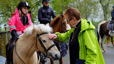 Gudstjenesten utenfor Henning kirke, ble avsluttet med at sokneprest Arndis Ósk Hauksdòttir velsignet dyrene. (Alle foto: Arne Opdal)