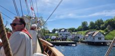 Her seiler Verdiseglasen inn Klostervågen til Halsnøy. Alle foto: Biskop Herborg Finnset