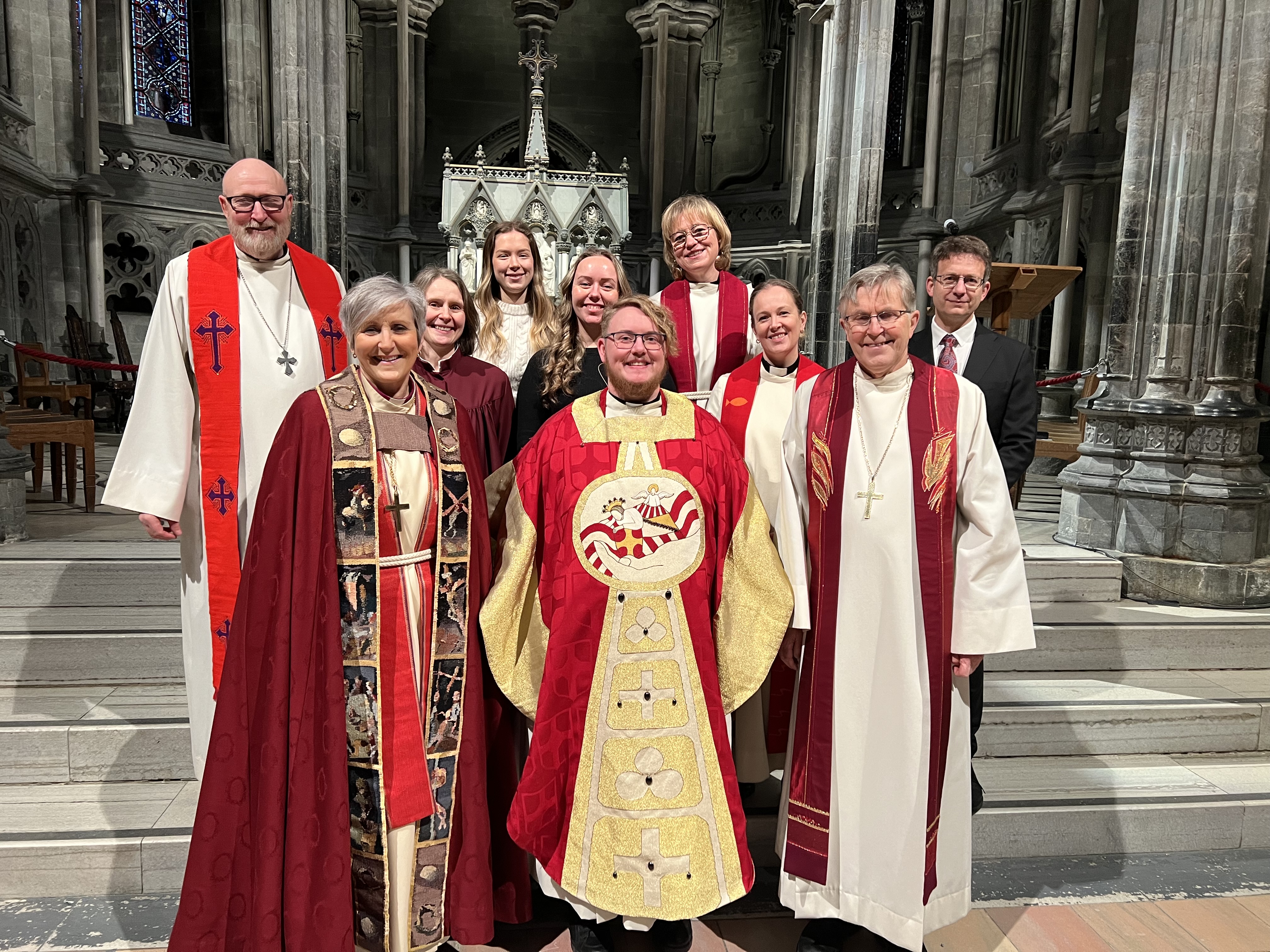 Alex Ramstad Døsvik ble vigslet til prest av biskop Herborg Finnset i Nidarosdomen søndag. Her er hen avbildet etter vigslingsgudstjenesten sammen med blant andre biskop Herborg Finnset (t.v) og biskop emeritus Tor Singsaas (t.h).