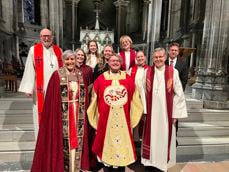 Alex Ramstad Døsvik ble vigslet til prest av biskop Herborg Finnset i Nidarosdomen søndag. Her er hen avbildet etter vigslingsgudstjenesten sammen med blant andre biskop Herborg Finnset (t.v) og biskop emeritus Tor Singsaas (t.h).