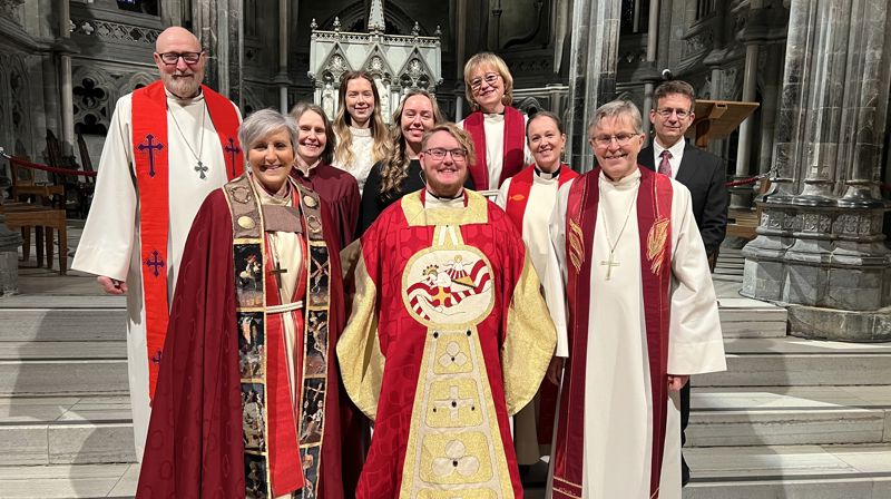 Alex Ramstad Døsvik ble vigslet til prest av biskop Herborg Finnset i Nidarosdomen søndag. Her er hen avbildet etter vigslingsgudstjenesten sammen med blant andre biskop Herborg Finnset (t.v) og biskop emeritus Tor Singsaas (t.h).