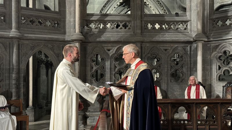 Sindre Gelius Eikje ble søndag 20.oktober vigslet til prest av preses i Den norske kirke Olav Fykse Tveit.