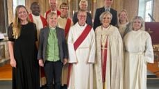 Sokneprest Mark Akali, prost Frode Askekjær, diakon Gunhild Kvåle Westgård, faddertante Reidun Aandstad, kantor Przemyslaw Mikolajczyk og kreftsykepleier Ingri Langaas Mausner. (F.v foran) Elina Karpinska, kantor Solvor Kvåle Konstali, diakon Astrid Bergslid, biskop Herborg Finnset og prestevikar Anne Brit Moltumyr.