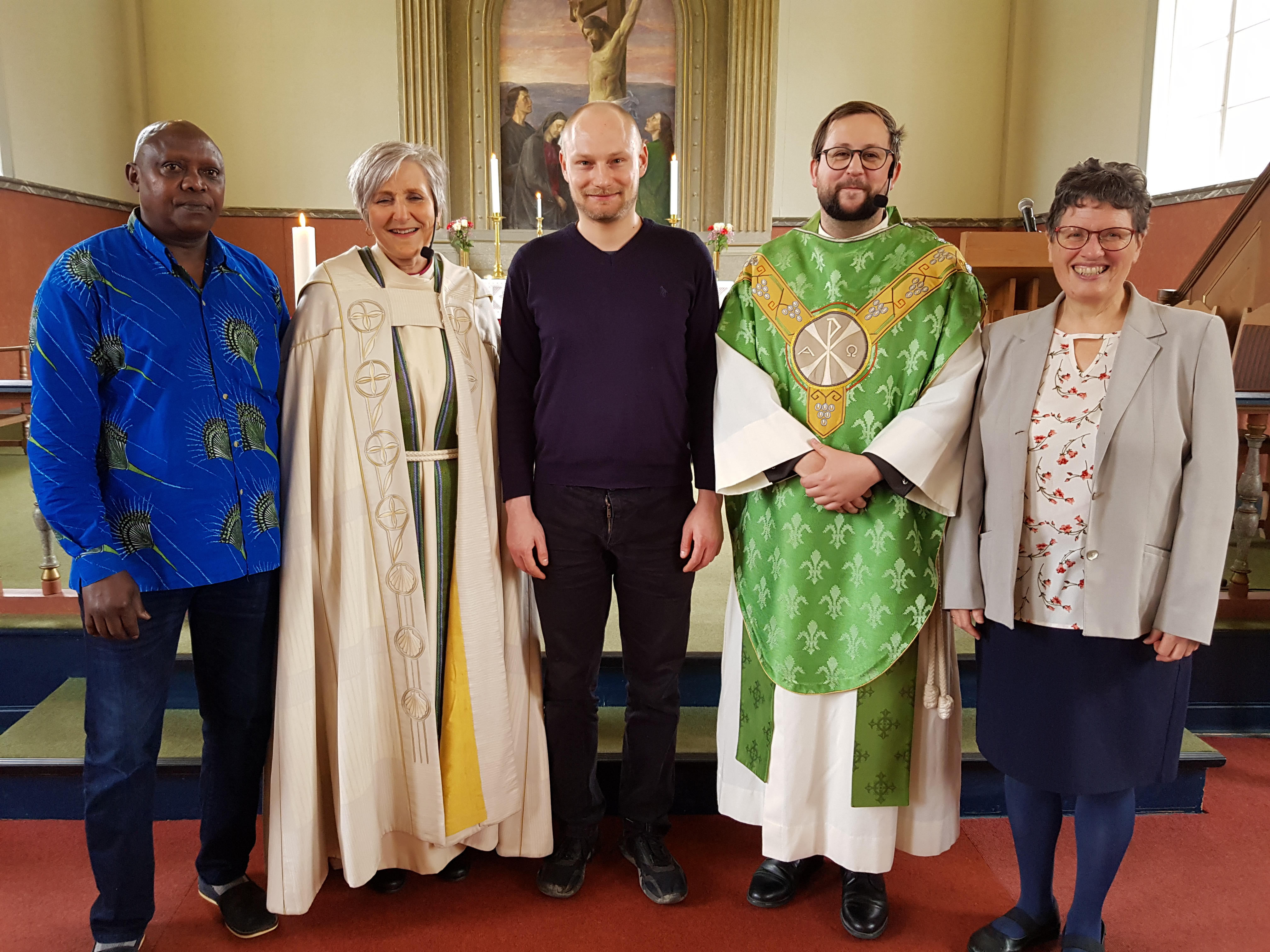 Kirketjener Erik Baruti Kaganza Mulenda, biskop Herborg Finnset, organist Mateusz Piotr Zwijacz-Kozica, sokneprest Andreas Alexander Nordvang-Sandvold Fosby og kirkeverge Mildrid Haugdal.