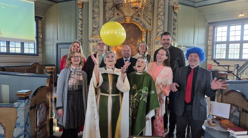 Biskop Herborg besøkte i februar Klæbu sokn. Her et bilde fra visitasgudstjenesten som var en karnevalsgudstjeneste. Foto: Tore Steen
