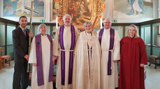 Medvirkende under visitasgudstjenesten i Malvik kirke. Klokker Bjørn Andersen (fra venstre), sokneprest Ingrid Bolstad Kunzendorf, prost Jon Henrik Gulbrandsen, biskop Herborg Finnset, sokneprest Geir Gravaas, kantor Kristin Eidhamar Næss. (Foto: Vigdis Aanderaa Aakre)