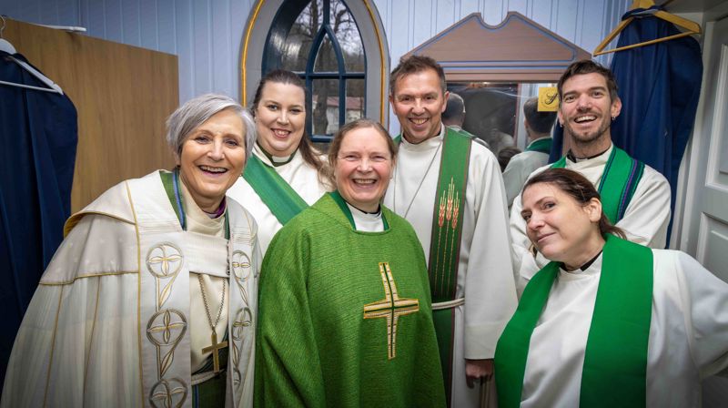 Biskop Herborg besøkte Ørland og Bjugn sokn. Her fra visitasgudstjenesten i Nes kirke. Biskop Herborg (f.v), kapellan May Slettan, sokneprost Jona Lind, prost Steinar Leirvik og sokneprest