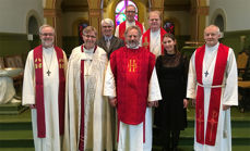 Den nye presten sammen med familie og deltagere i ordinasjonsgudstjenesten. Foran fra venstre: Gustav Danielsen (Prost i Nord-Innherad), Biskop Tor Singsaas, Arne Robert Groven, Nina Groven (ektefelle) og Nils Åge Aune (Prost i Sør-Innherad). Bak fra venstre: Jeff Grey (venn), Kjartan Bergslid (Sokneprest i Levanger) og Sjur E. Isaksen (Førstelektor ved Menighetsfakultetet). (Foto: Åse Marit P. Mahlum)