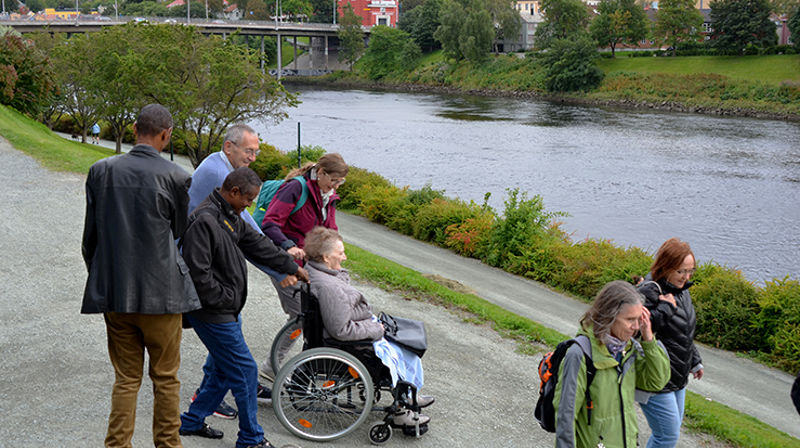 Pilegrimsvandringen langs Nidelven var tilrettelagt for alle. Noen gikk til fots, andre brukte rullator eller rullestol. Og alle nådde målet! (Alle foto: Britt Arnhild Wigum Lindland)