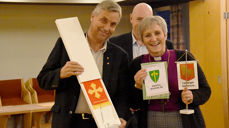 God stemning i møtet mellom biskop og ordførere på Innherred, da Bjørn Iversen la Verdals kommuneflagg sammen med de to andre. (Alle foto: Magne Vik Bjørkøy)