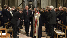 Et bilde som symboliserer at samfunn, kongehus og kirke står sammen om reformasjonsmarkeringen: Stortingspresident Olemic Thomessen hilser på H.M Kong Harald og preses Helga Haugland Byfuglien ved inngangen til den nasjonale festgudstjenesten i Nidarosdomen. Til venstre partilederne Jonas Gahr Støre (AP) og Knut Arild Hareide (KrF) Til høyre kirkerådsdirektør Jens Petter Johnsen og landets biskoper. (Alle foto: Ned Alley, NTB/Scanpix)