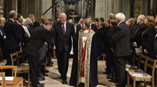 Et bilde som symboliserer at samfunn, kongehus og kirke står sammen om reformasjonsmarkeringen: Stortingspresident Olemic Thomessen hilser på H.M Kong Harald og preses Helga Haugland Byfuglien ved inngangen til den nasjonale festgudstjenesten i Nidarosdomen. Til venstre partilederne Jonas Gahr Støre (AP) og Knut Arild Hareide (KrF) Til høyre kirkerådsdirektør Jens Petter Johnsen og landets biskoper. (Alle foto: Ned Alley, NTB/Scanpix)