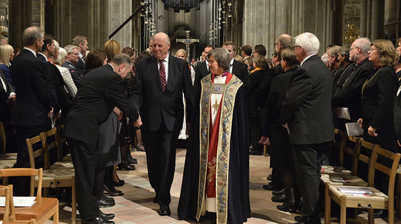 Et bilde som symboliserer at samfunn, kongehus og kirke står sammen om reformasjonsmarkeringen: Stortingspresident Olemic Thomessen hilser på H.M Kong Harald og preses Helga Haugland Byfuglien ved inngangen til den nasjonale festgudstjenesten i Nidarosdomen. Til venstre partilederne Jonas Gahr Støre (AP) og Knut Arild Hareide (KrF) Til høyre kirkerådsdirektør Jens Petter Johnsen og landets biskoper. (Alle foto: Ned Alley, NTB/Scanpix)
