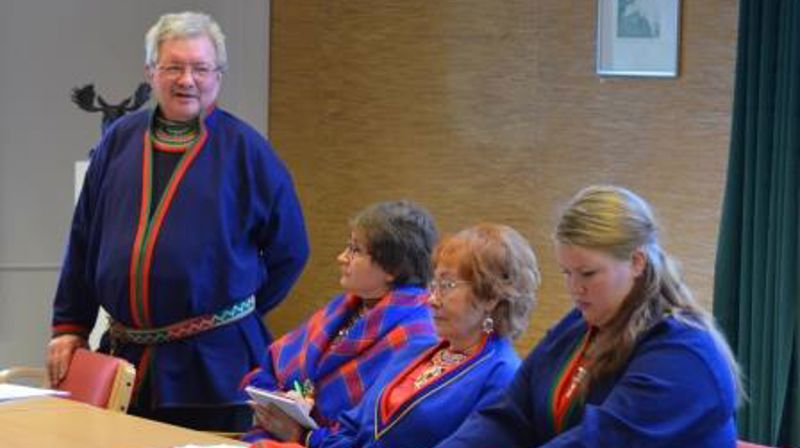 Fra ventre: Sigfred Jåma leder i SÅR, Monica Kappfjell daglig leder, og Aina Danneborg Stenfjell og May Bente Anita Jønsson Botnvik medlemmer i SÅR.