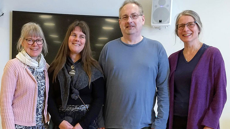 Studenter fra Nidaros sammen med foreleser på Samisk høgskole i Kautokeino. Fra venstre: Menighetspedagog i Steinkjer og omegn Anne Lise Voll, foreleser og fagansvarlig Lovisa Mienna Sjøberg, sokneprest i Snåsa John Gunnar Krogstad og rådgiver for samisk kirkeliv i Nidaros Vigdis Aanderaa Aakre. Trosopplæringsmedarbeider i Saemien Åålmege, Meerke Krihke Leine Bientie har også deltatt fra Nidaros.