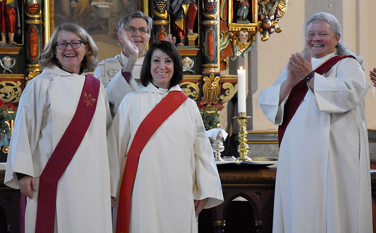 Brede smil etter at Tone Njøs er viglset til diakon i Melhus kirke. Fra venstre Anne Hirsch, biskop Tor Singaas, Tone Njøs og Britt Arnhild Wigum Lindland. (Alle foto: Magne Vik Bjørkøy)