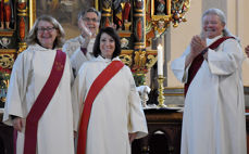 Brede smil etter at Tone Njøs er viglset til diakon i Melhus kirke. Fra venstre Anne Hirsch, biskop Tor Singaas, Tone Njøs og Britt Arnhild Wigum Lindland. (Alle foto: Magne Vik Bjørkøy)