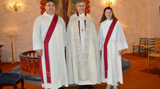 For første gang ble to medarbeidere vigslet samtidig i Hitra kirke. Fra venstre kantor Silvio Krauss, biskop Tor Singsaas og diakon Maria Anonsen. (Alle foto: Knut Freidar Reksen)