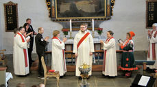 Applaus for nyvigslet kantor i Ørland kirke. Fra venstre leder i Ørland menighetsråd Odd Døsvik, klokker Tina Rødde Paulsen, prost Brita Hardeberg, stasjonsprest Sverre Stai, Geir Yngve Hovde, tidl. sokneprest i Bjugn Åslaug Elvebakk, kantor Paul-André Nilsen Grande, biskop Tor Singsaas, sokneprest i Brønnøy Franziska Förster og Berit Ellen Nikki Varsi. (Alle foto: Marit Eide Dahl)