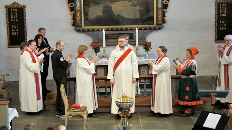 Applaus for nyvigslet kantor i Ørland kirke. Fra venstre leder i Ørland menighetsråd Odd Døsvik,  klokker Tina Rødde Paulsen, prost Brita Hardeberg, stasjonsprest Sverre Stai, Geir Yngve Hovde, tidl. sokneprest i Bjugn Åslaug Elvebakk, kantor Paul-André Nilsen Grande, biskop Tor Singsaas, sokneprest i Brønnøy Franziska Förster og Berit Ellen Nikki Varsi. (Alle foto: Marit Eide Dahl)