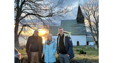 Prost Håkon Olaussen, biskop Herborg Finnset og sokneprest Sveinung Enstad utenfor Byneset kirke. Foto: Olav D. Svanholm