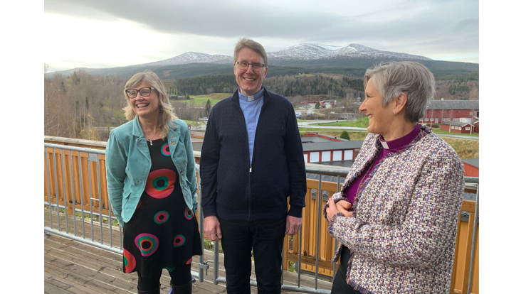 Ordfører Kjersti Kjenes, sokneprest Arne Magnus Smørvik og biskop Herborg Finnset i samtale på rådhus-terrassen. Foto: Olav D. Svanholm