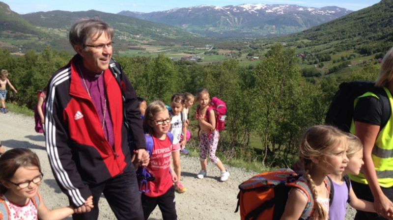 Biskop Tor blant barn og fugler i Oppdal