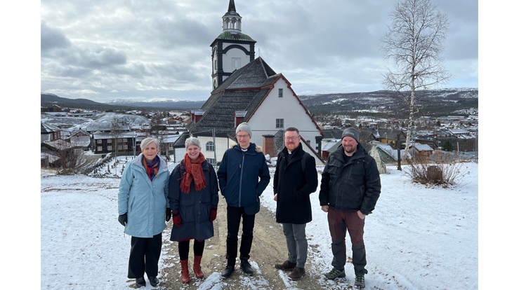Bak Bergstaden Ziir, f.v: Biskop Herborg, kirkeverge Vivi Schwencke Johnsbråten, prost Øystein Flø, sokneprest Harald Hauge, kirketjener Helge Tørresvold. Foto: Olav D. Svanholm