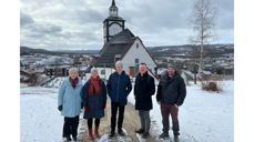 Bak Bergstaden Ziir, f.v: Biskop Herborg, kirkeverge Vivi Schwencke Johnsbråten, prost Øystein Flø, sokneprest Harald Hauge, kirketjener Helge Tørresvold. Foto: Olav D. Svanholm