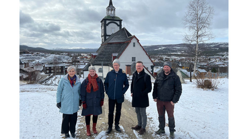Bak Bergstaden Ziir, f.v: Biskop Herborg, kirkeverge Vivi Schwencke Johnsbråten, prost Øystein Flø, sokneprest Harald Hauge, kirketjener Helge Tørresvold. Foto: Olav D. Svanholm