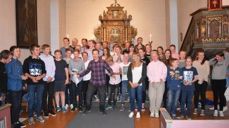 Ved ungdomsgudstjenesten i Selbu ble gudstjenesten virkelig ”feiret”. Her ser vi alle de 55 selbukonfirmantene i avslutningsnummeret ”This little light of mine”. Da svingte det skikkelig i selbyggenes gamle kirke. Biskopen kan så vidt skimtes i bakerste rekke. Foto: Narve Rognebakke