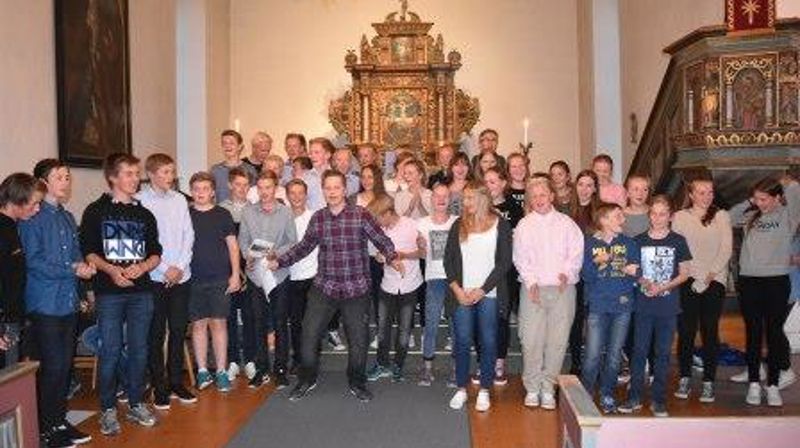 Ved ungdomsgudstjenesten i Selbu ble gudstjenesten virkelig ”feiret”. Her ser vi alle de 55 selbukonfirmantene i avslutningsnummeret ”This little light of mine”. Da svingte det skikkelig i selbyggenes gamle kirke. Biskopen kan så vidt skimtes i bakerste rekke. Foto: Narve Rognebakke