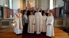 Staben og biskopen med følge i Åfjord kirke før visitasgudstjenesten. Sokneprest Kristian Kjenes, organist Astrid Elvebakk, prost Brita Hardeberg , biskop Tor Singsaas, menighetspedagog/diakoniarbeider Stine Kjenes,, diakoniarbeider Ruth Marine Murvold Olsen.  Bak: Kirkeverge Helge Nilsen, Kirketjener Reidar Moen, kirketjener Ludvik Fageraunet og rådgiver Vigdis Aakre