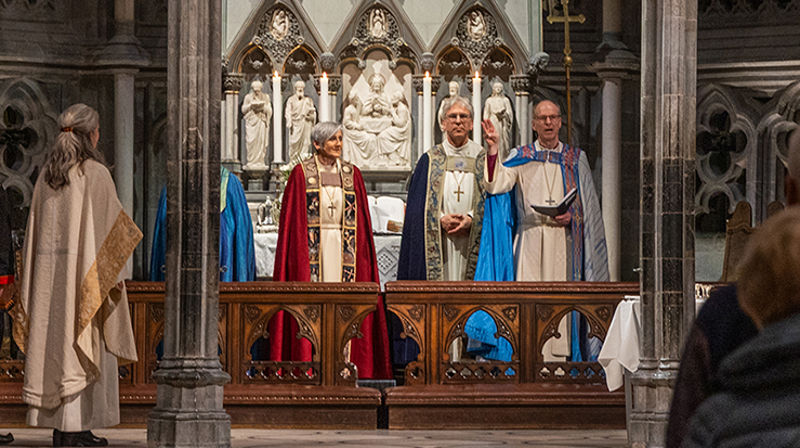Fire biskoper lyste velsignelsen på fire språk; kvensk, sørsamisk, nordsamisk og lulesamisk. Fra venstre biskop Svein Valle (delvis skjult), biskop Herborg Finnset, preses Olav Fykse Tveit og biskop Olav Øygard. (Foto: Heidi Olsen)