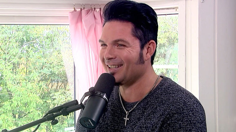 Musikeren Børge Rømma fikk livet forandret da han møtte et lys på soverommet. (Bilde fra TV-versjonen av podkasten «På trua laus»)